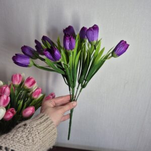 Букетик крокусів, слива