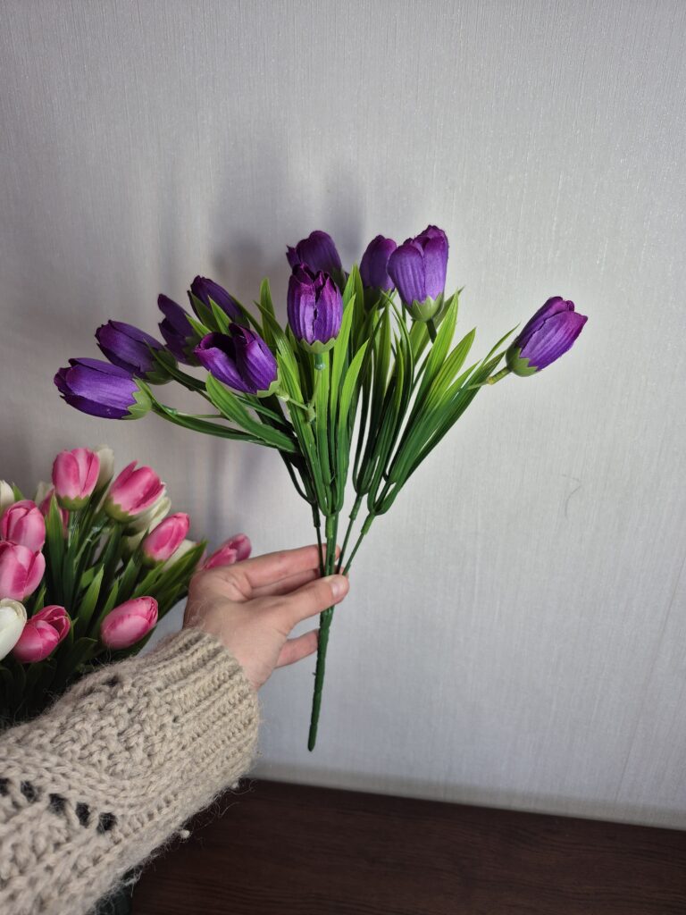 Букетик крокусів, слива